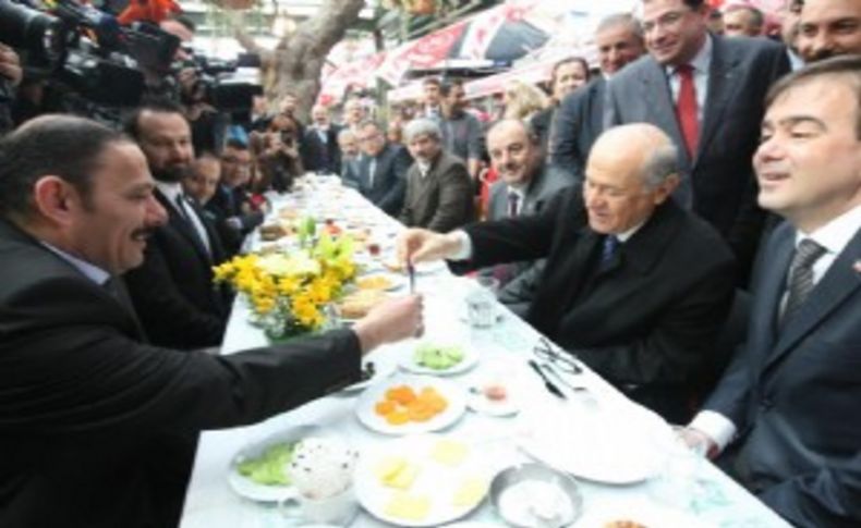 Bahçeli’ye mehteranlı karşılama